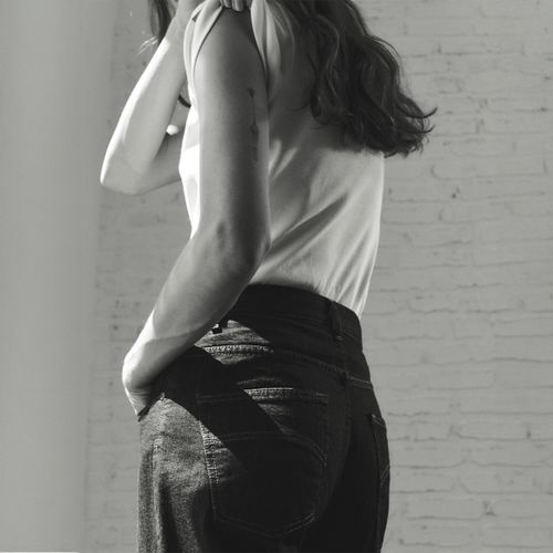 Gros plan sur le pull marin Atelier Tuffery, détails des boutons d’épaule emblématiques. - Atelier Tuffery