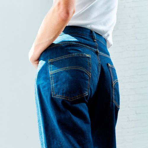 Détail des poches arrière d’un jean brut Atelier Tuffery, couture et toile de denim française. - Atelier Tuffery