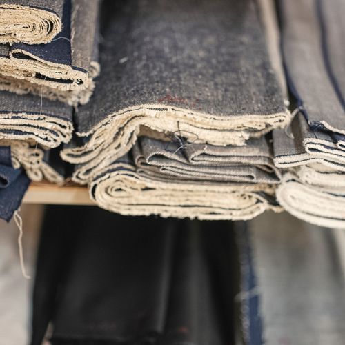 Roulots de toiles brutes en denim dans l’atelier de fabrication de jeans Atelier Tuffery - Atelier Tuffery