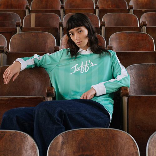 Look femme avec le maillot vintage Tuff's vert et jean brut - Atelier Tuffery
