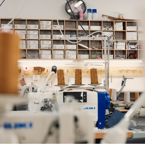 Machine à coudre et bobines de fils dans l'atelier Atelier TUFFERY - Atelier Tuffery