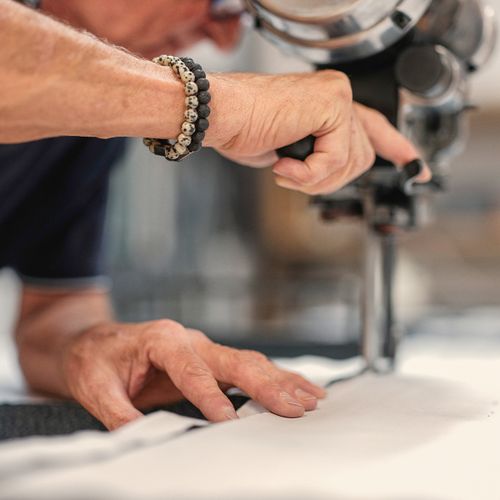 Découpe manuelle précise d’une toile de jean chez Atelier Tuffery - Atelier Tuffery