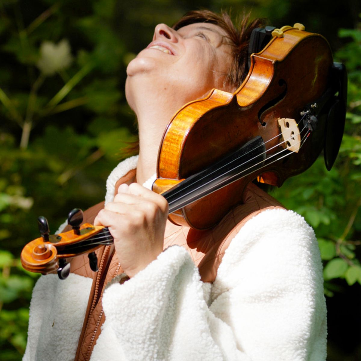 Laure Schappler violoniste un violon à la main le regard vers le ciel | Atelier Tuffery