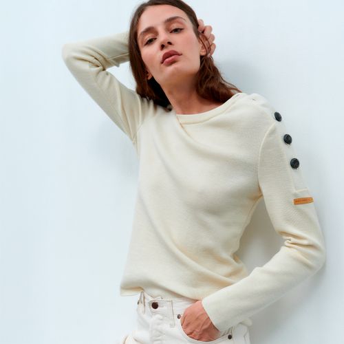 Femme portant un pull marin écru Atelier Tuffery, détails de boutons sur l’épaule. - Atelier Tuffery