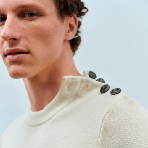 Gros plan sur le pull marin Atelier Tuffery, détails des boutons d’épaule emblématiques. - Atelier Tuffery