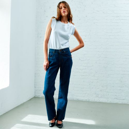 Femme en débardeur blanc et jean brut Atelier Tuffery, style minimaliste et intemporel. - Atelier Tuffery