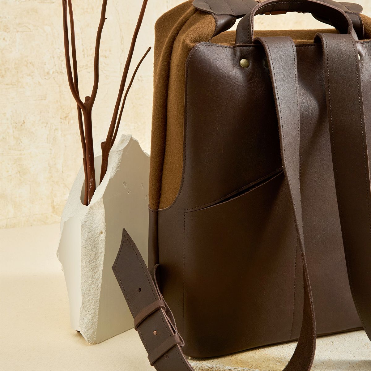 Sac à dos détail poche dos cuir et laine chocolat | Atelier Tuffery