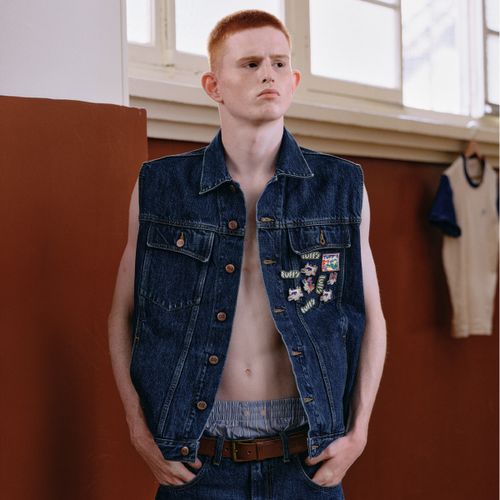 Look homme avec blouson sans manche en denim, pins et patch vintage - Atelier Tuffery