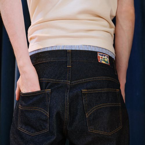 Focus jean portée de dos avec le patch vintage en jacron - Atelier Tuffery