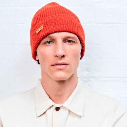 Homme portant un bonnet rouge en laine Atelier Tuffery, look authentique et moderne. - Atelier Tuffery