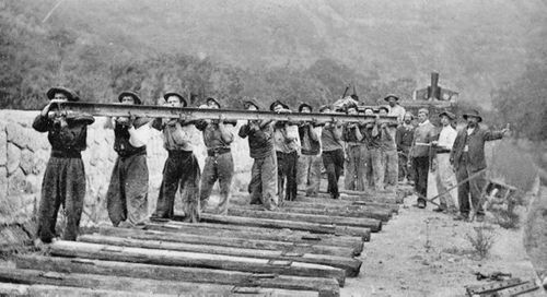 Photo historique d’ouvriers posant des rails, archives Atelier Tuffery. - Atelier Tuffery