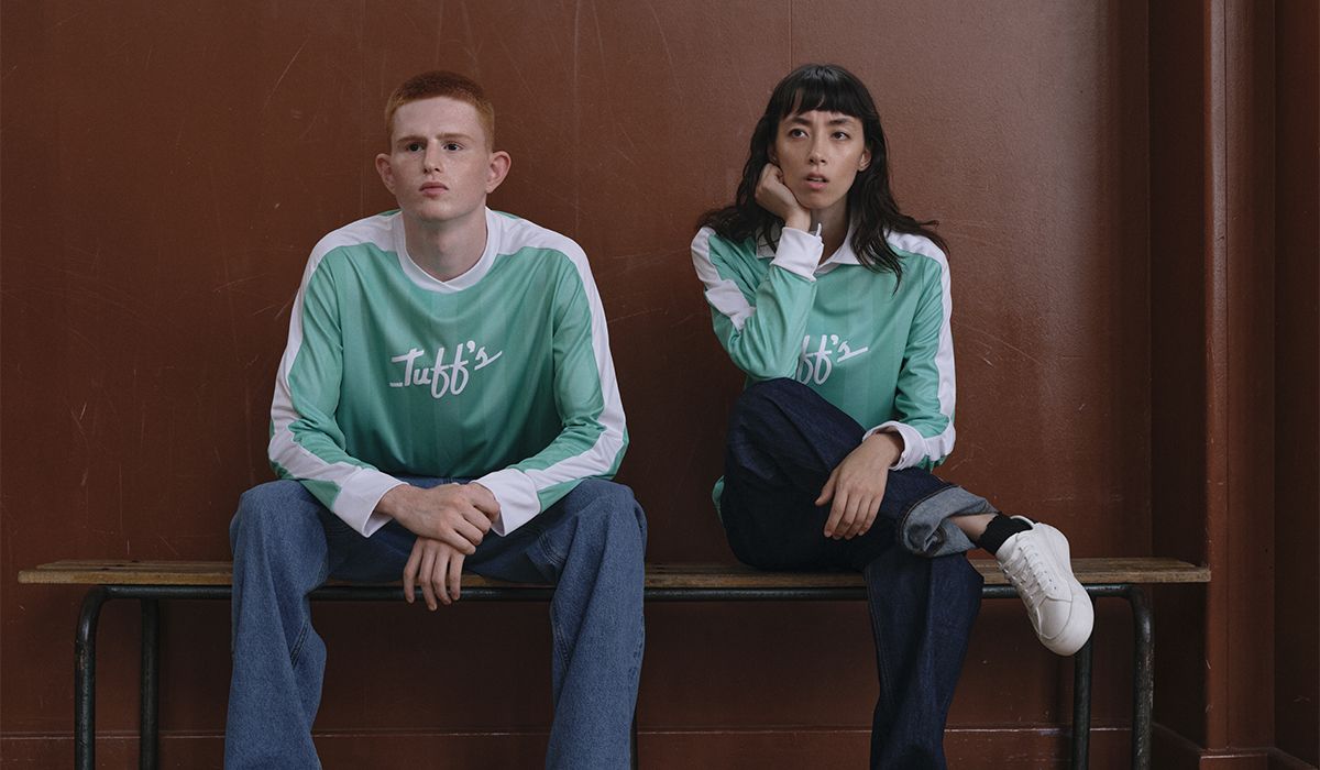 Deux modèles portent la réédition du maillot de sport vert Tuff’s | Atelier Tuffery