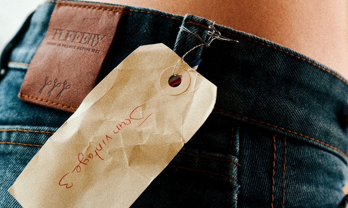 Étiquette accrochée à un jean en denim Atelier Tuffery avec patch en cuir. | Atelier Tuffery