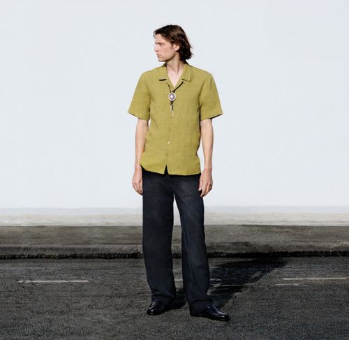Modèle homme qui porte la chemise en lin olive et accessoire vintage - Atelier Tuffery