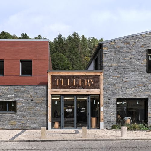 Façade en pierre et bois de l’atelier-boutique Atelier TUFFERY à Florac - Atelier Tuffery