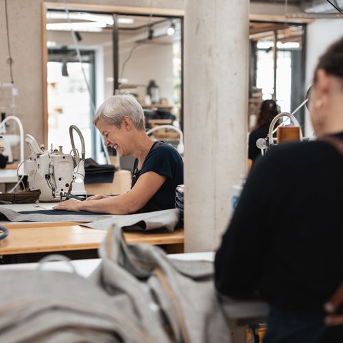 Couturière concentrée à sa machine dans l’atelier Atelier TUFFERY à Florac - Atelier Tuffery