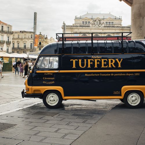 Estafette vintage Atelier Tuffery garée sur la place de la Comédie à Montpellier, devant l’Opéra. - Atelier Tuffery