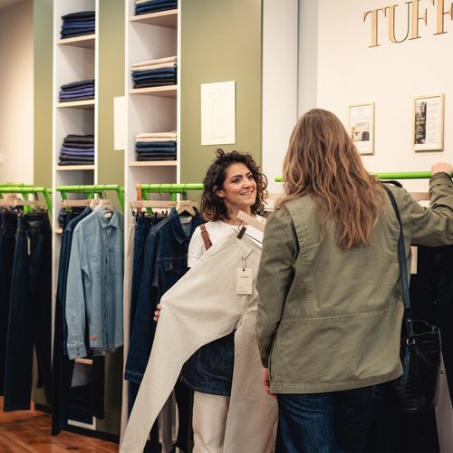 Échange entre cliente et conseillère dans la boutique Atelier Tuffery à Montpellier - Atelier Tuffery
