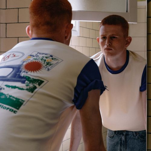 Focus t-shirt vintage Tuff's homme qui se regarde dans un miroir - Atelier Tuffery