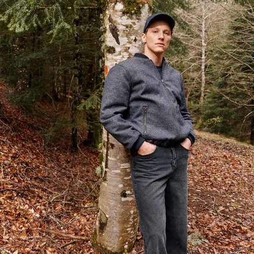 Veste zippée Atelier Tuffery portée par un homme en forêt, allure sobre et durable - Atelier Tuffery