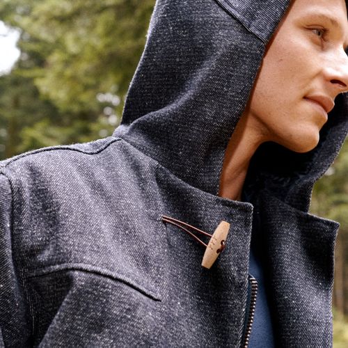 Détail de veste Atelier Tuffery avec bouton en bois, finition soignée et matière texturée - Atelier Tuffery