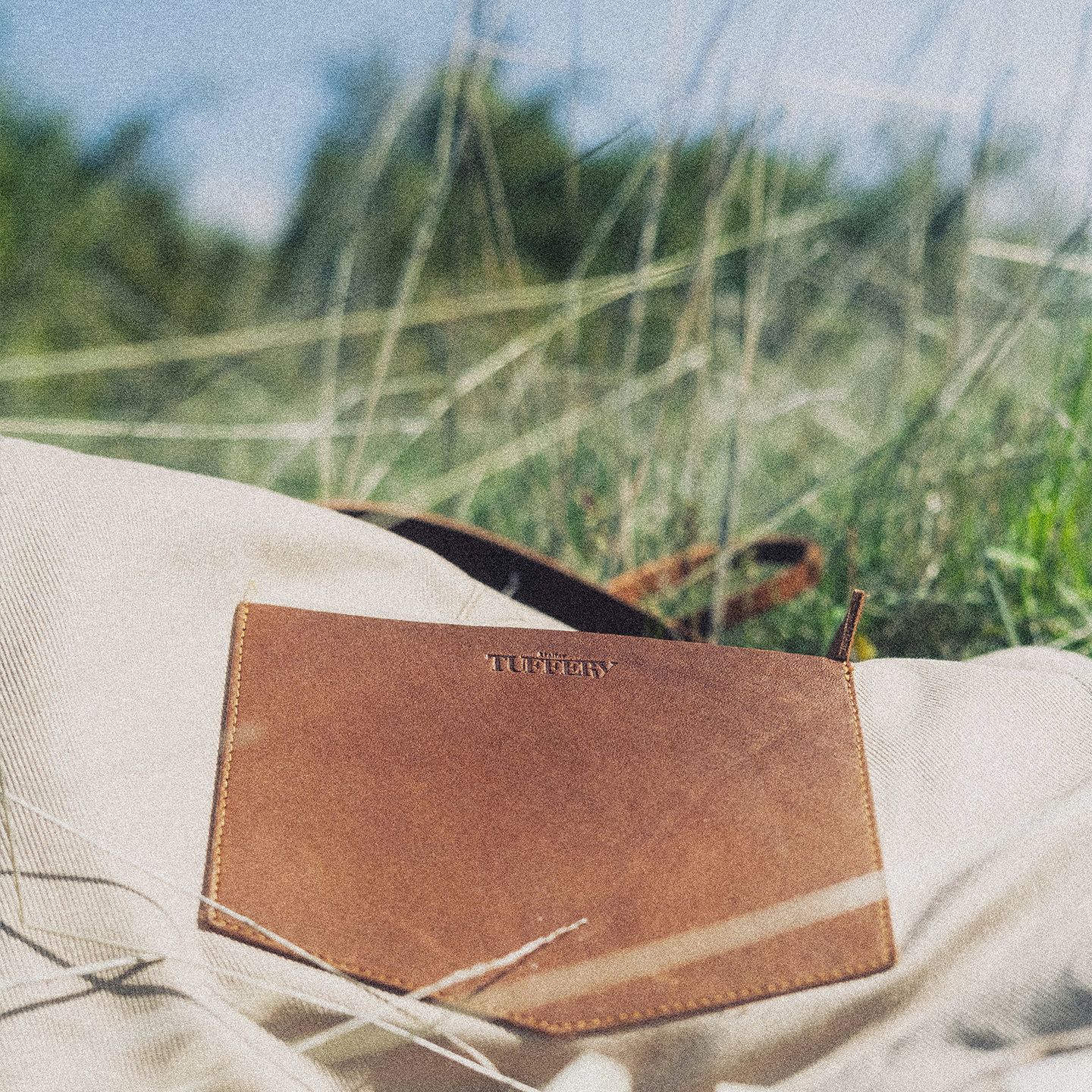 Tablier Atelier TUFFERY déposé dans l'herbe | Atelier Tuffery