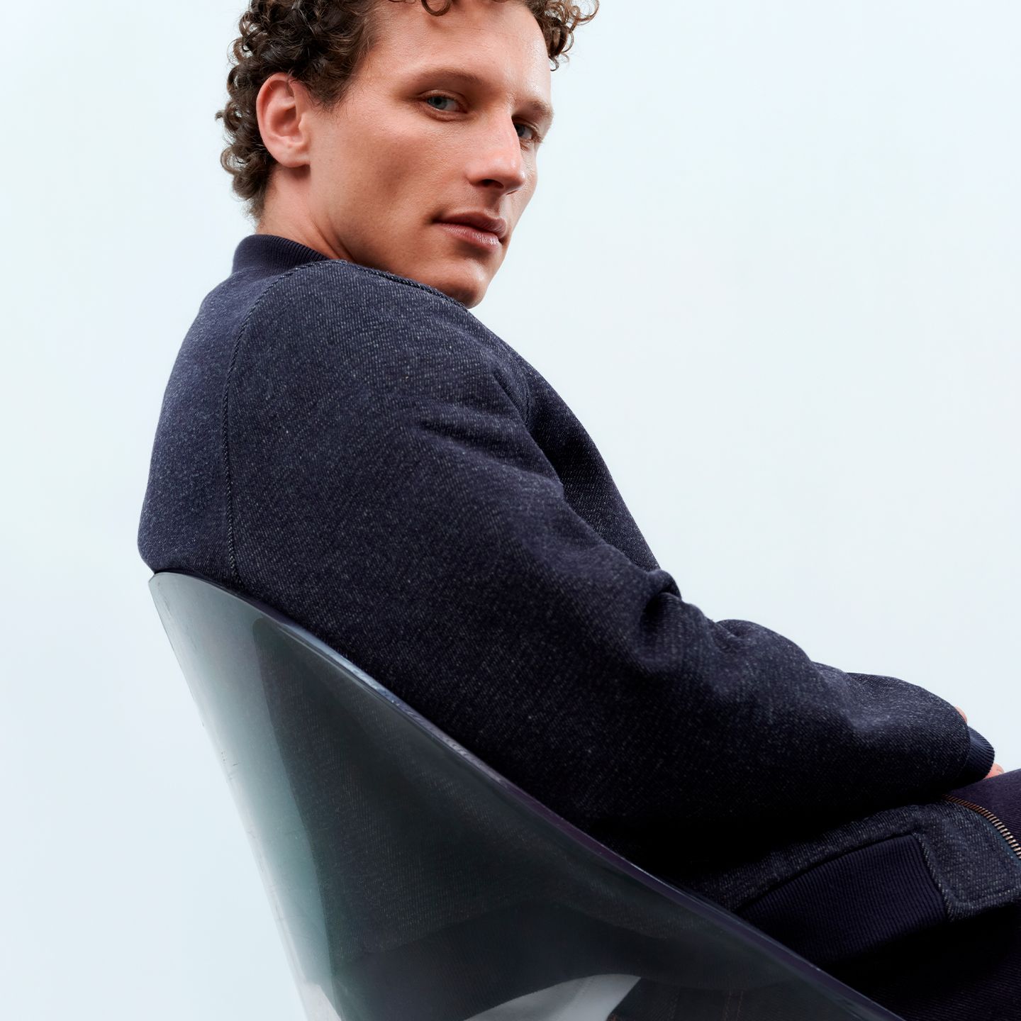 Homme assis en veste bleu marine Atelier Tuffery, collection automne-hiver 2025-2026 | Atelier Tuffery