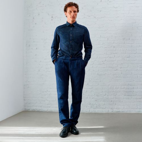 Homme en chemise et pantalon denim brut - Atelier Tuffery