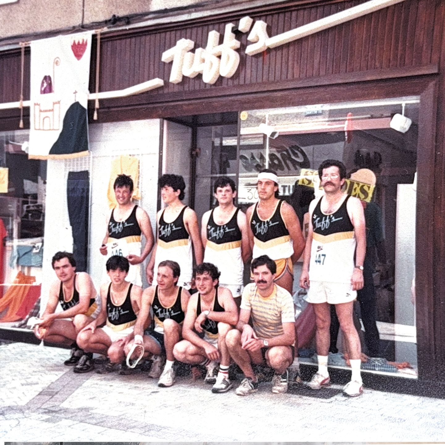 Groupe de sportifs en tenue Tuff’s devant l’ancienne boutique à Florac | Atelier Tuffery