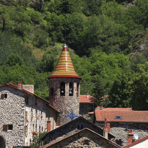 Clocher conique en tuiles colorées à Le Monastier-sur-Gazeille, dans le Velay - Atelier Tuffery
