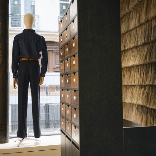 Mannequin en vitrine dans la boutique Atelier Tuffery à Paris - Atelier TUFFERY