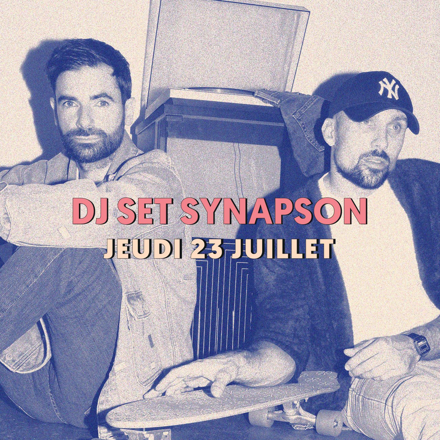 Affiche du DJ set Synapson aux Heures Bleues. Les deux membres du groupe sont assis avec un skateboard dans une ambiance rétro aux teintes bleu et crème. Événement prévu le jeudi 23 juillet chez Atelier TUFFERY. | Atelier Tuffery