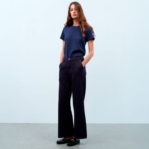 Femme portant un t-shirt bleu marine et un pantalon ample - Atelier Tuffery