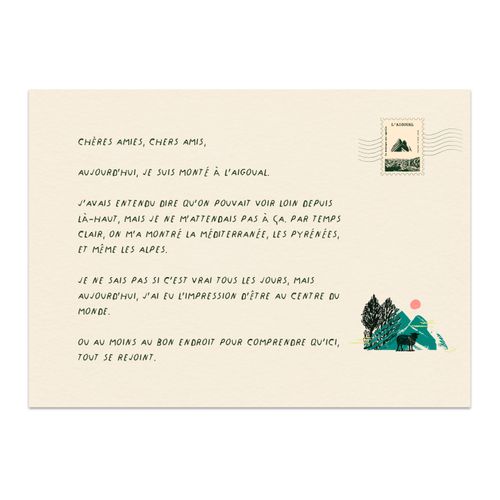 Verso d’une carte postale du Carnet d’été, avec un texte manuscrit racontant la montée à l’Aigoual et la vue vers la Méditerranée, les Pyrénées et les Alpes. - Atelier Tuffery