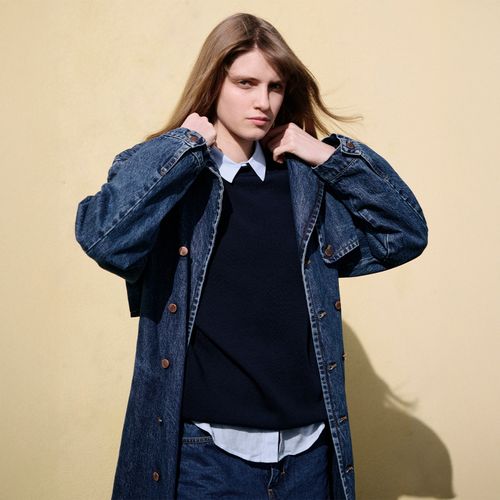 Manteau en denim femme avec look superposé chemise et maille collection printemps été 2026 - Atelier Tuffery