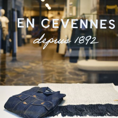 Collection denim Atelier Tuffery portée en extérieur à Paris - Atelier Tuffery