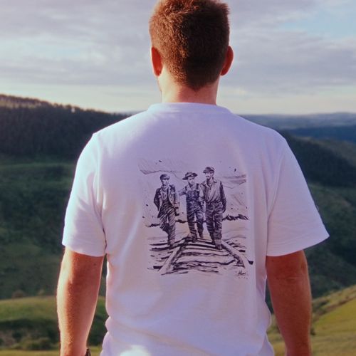 Impression plein dos de l'œuvre d'Arkane devant paysage de lozère - Atelier Tuffery