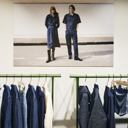 Portants avec collection denim dans la boutique Atelier Tuffery à Paris - Atelier Tuffery