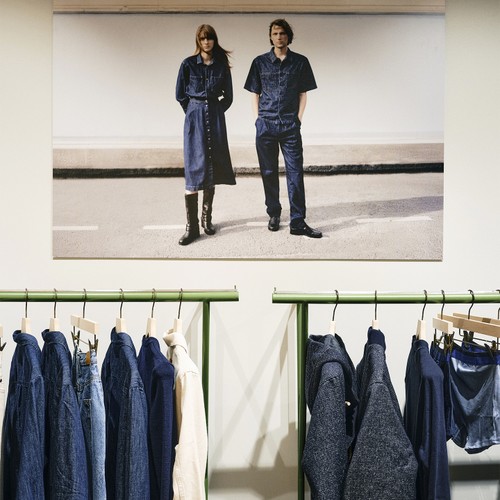 Portants avec collection denim dans la boutique Atelier Tuffery à Paris - Atelier TUFFERY