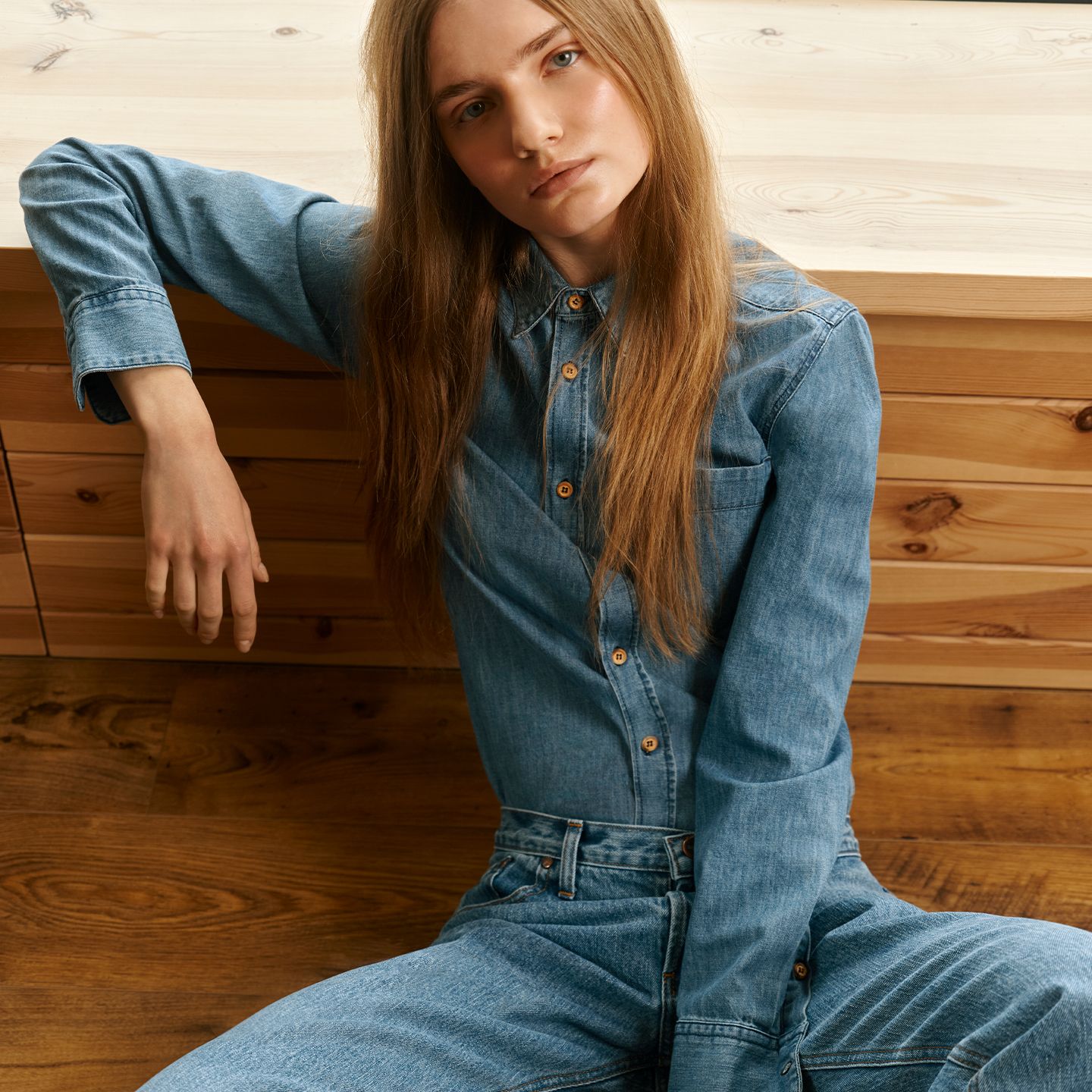 Femme en chemise denim clair posant en studio Atelier Tuffery. | Atelier Tuffery
