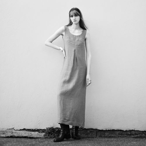 Modèle femme qui pose avec la robe en lin Suzanne noir & blanc - Atelier Tuffery