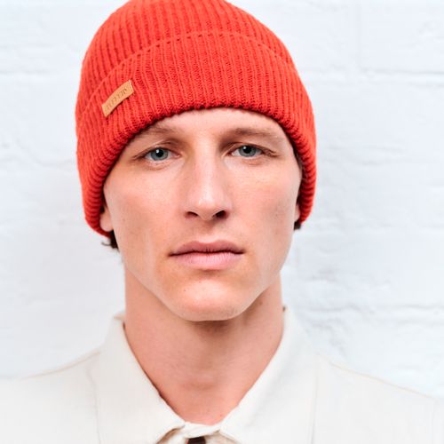 Homme en bonnet rouge et chemise claire Atelier Tuffery, collection automne-hiver 2025-2026 - Atelier Tuffery