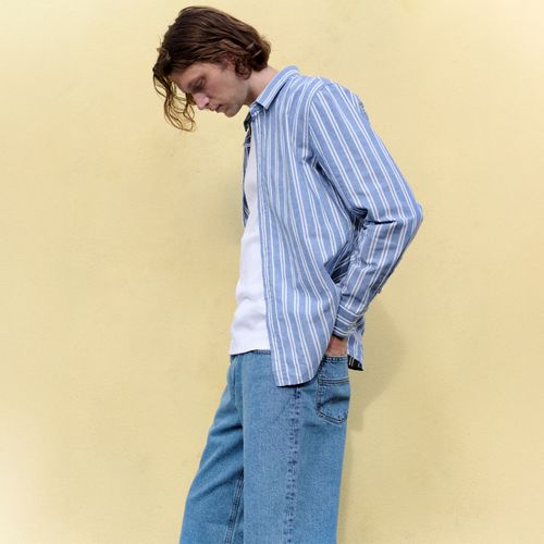 Chemise rayée bleue homme portée avec jean clair collection printemps été 2026 - Atelier Tuffery