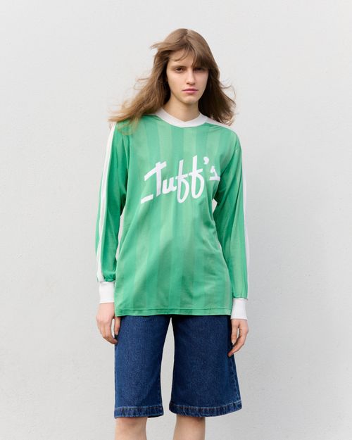 Modèle femme qui pose avec le short cargo femme et un haut Tuff's - Atelier Tuffery