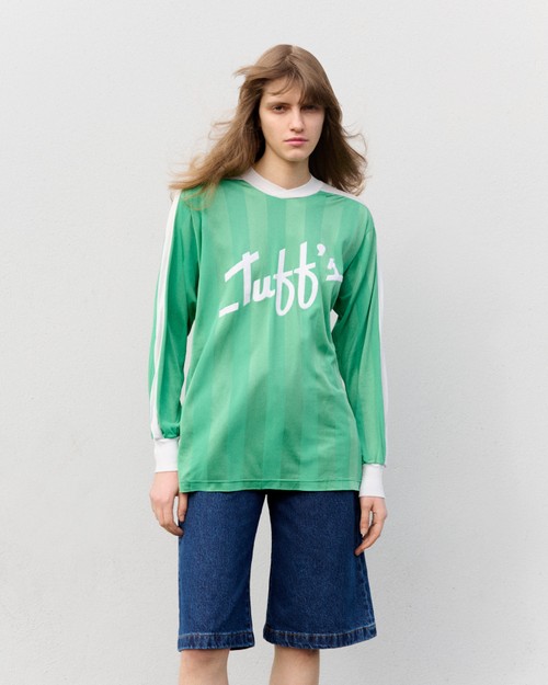 Modèle femme qui pose avec le short cargo femme et un haut Tuff's - Atelier Tuffery
