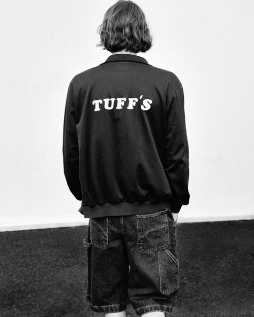 Modèle homme de dos avec short cargo et veste Tuff's - Atelier Tuffery