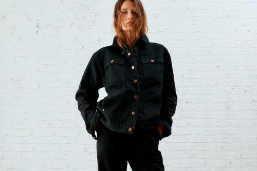 Femme en veste noire Atelier Tuffery, collection automne-hiver 2025-2026 - Atelier Tuffery