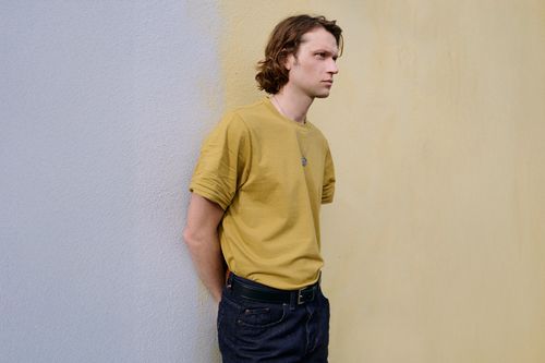 T-shirt olive homme porté avec jean brut collection printemps été 2026 - Atelier Tuffery