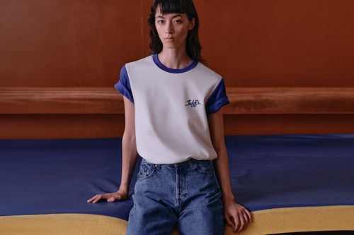 Mannequin portant un t-shirt blanc et bleu Atelier Tuffery avec un jean taille haute. - Atelier Tuffery