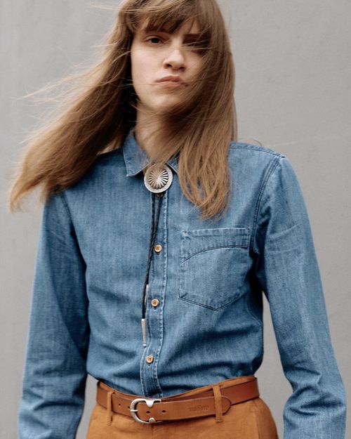 Modèle femme qui pose avec la chemise brut et accessoire vintage - Atelier Tuffery